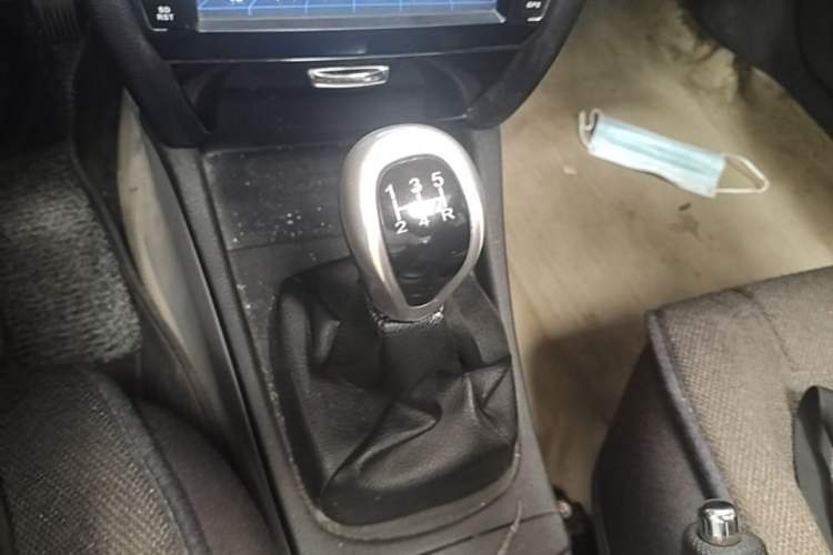 Used Soueast V3 Lingyue 2014 1.5L Manual Style Value Edition Gear Lever