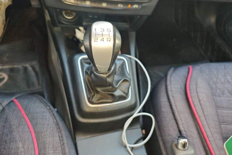 Used Soueast V3 Lingyue 2014 1.5L Manual Style Value Edition Gear Lever
