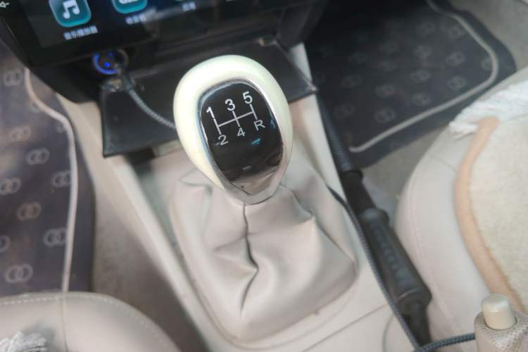 Used Soueast V3 Lingyue 2014 1.5L Manual Smart Edition Gear Lever
