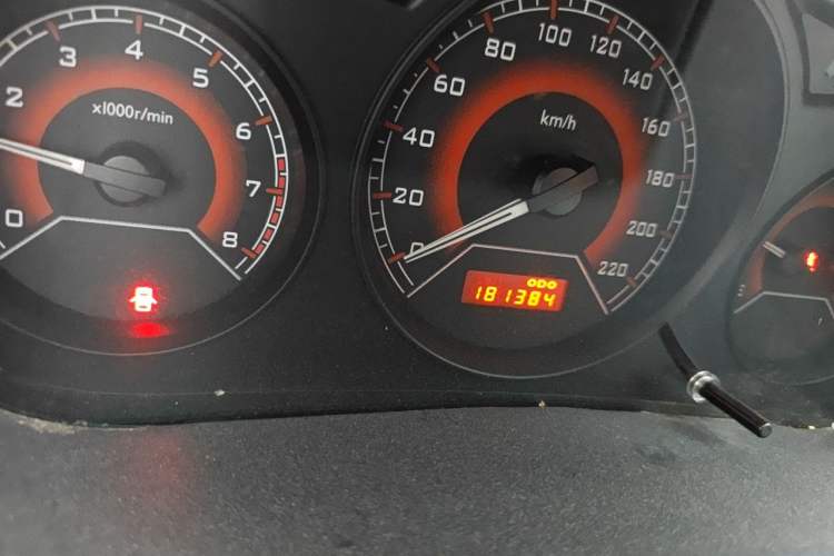 Used Soueast V3 Lingyue 2014 1.5L Manual Entry-Level Version Odometer Close Up