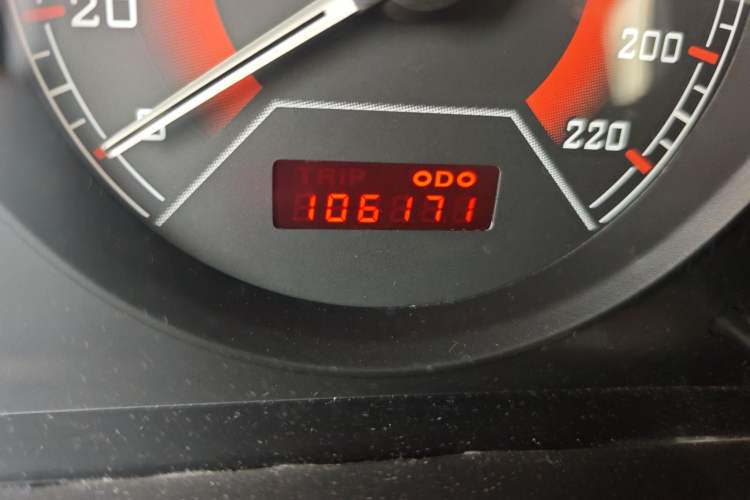 Used Soueast V3 Lingyue 2014 1.5L Manual Entry-Level Version Odometer Close Up