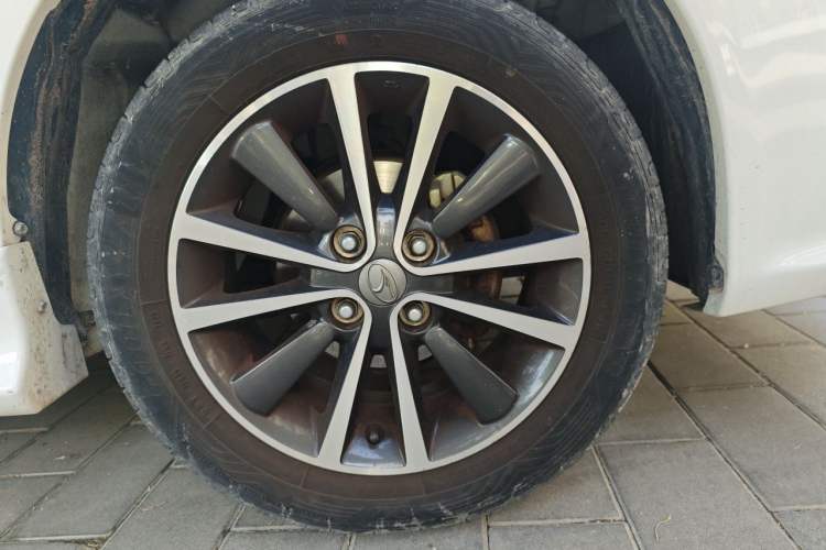 Used Soueast V3 Lingyue 2014 1.5L Manual Style Value Edition Right Front Wheel Hub