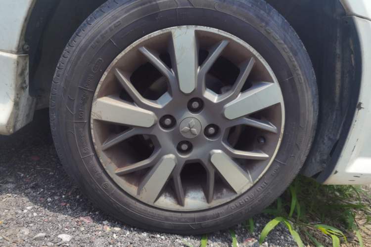 Used Soueast V3 Lingyue 2014 1.5L Manual Style Value Edition Right Front Wheel Hub