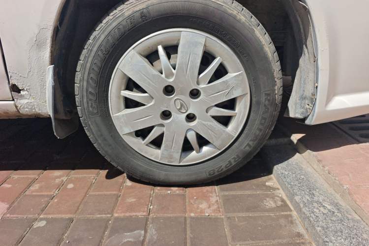 Used Soueast V3 Lingyue 2014 1.5L Manual Smart Edition Right Front Wheel Hub