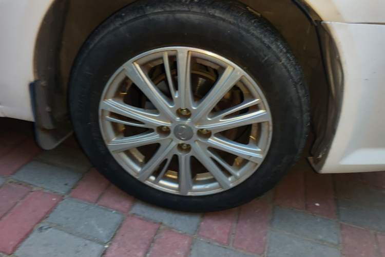 Used Soueast V3 Lingyue 2014 1.5L Manual Entry-Level Version Right Front Wheel Hub