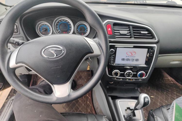 Used Soueast V3 Lingyue 2015 1.5L AMT Happiness Edition Center Console
