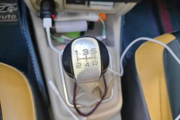Used Soueast V3 Lingyue 2015 1.5L Manual Happiness Edition Gear Lever