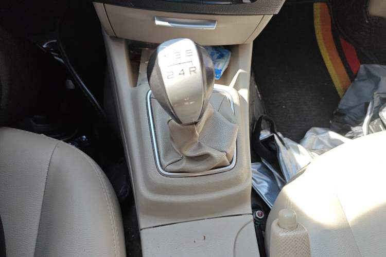 Used Soueast V3 Lingyue 2015 1.5L Manual Happiness Edition Gear Lever