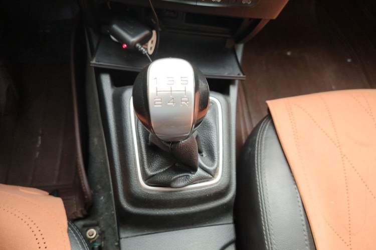 Used Soueast V3 Lingyue 2015 1.5L Manual Style Edition Gear Lever