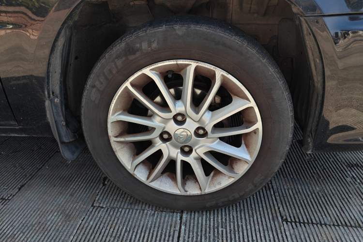 Used Soueast V3 Lingyue 2015 1.5L Manual Happiness Edition Right Front Wheel Hub