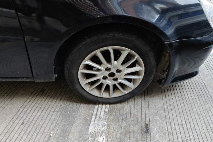 Used Soueast V3 Lingyue 2015 1.5L Manual Happiness Edition Right Front Wheel Hub