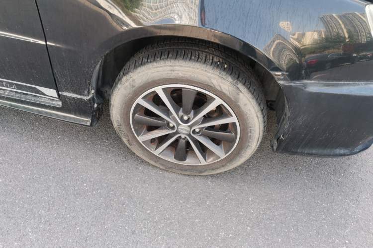 Used Soueast V3 Lingyue 2015 1.5L Manual Style Edition Right Front Wheel Hub