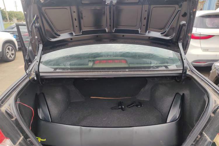 Used Soueast V3 Lingyue 2015 1.5L AMT Happiness Edition Trunk