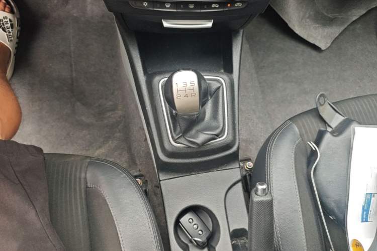 Used Soueast V3 Lingyue 2015 1.5L Manual Style Edition Gear Lever