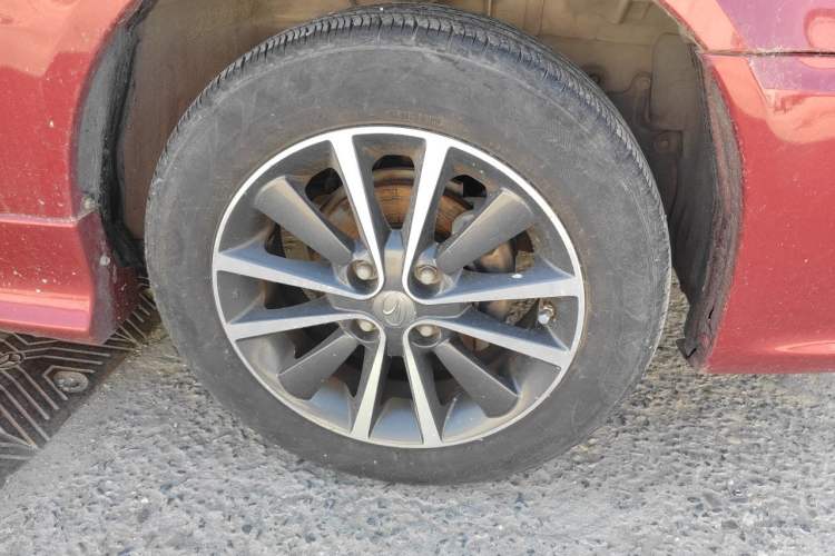 Used Soueast V3 Lingyue 2015 1.5L Manual Style Edition Right Front Wheel Hub