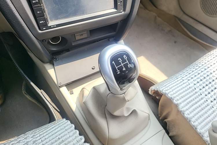 Used Soueast V3 Lingyue 2015 1.5L Manual Happiness Edition Gear Lever