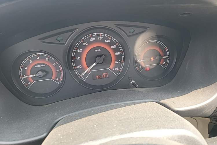 Used Soueast V3 Lingyue 2015 1.5L Manual Happiness Edition Odometer Close Up