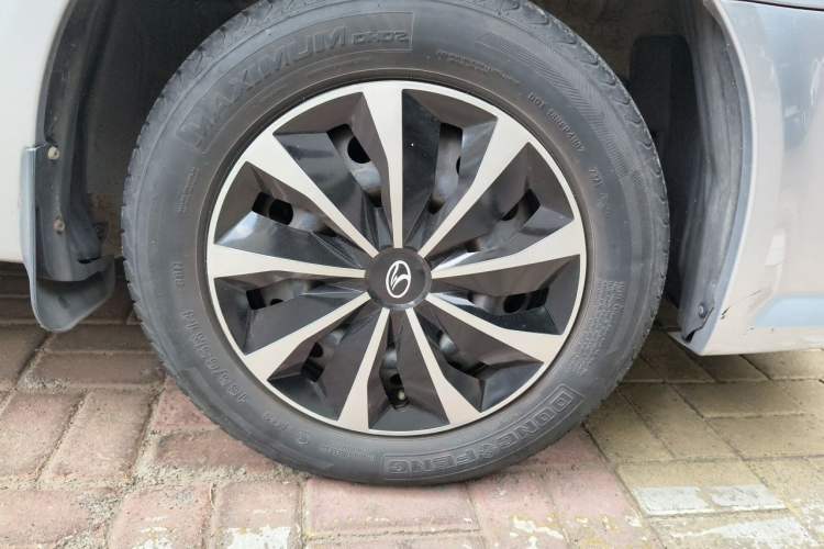 Used Soueast V3 Lingyue 2015 1.5L Manual Smart Edition Right Front Wheel Hub
