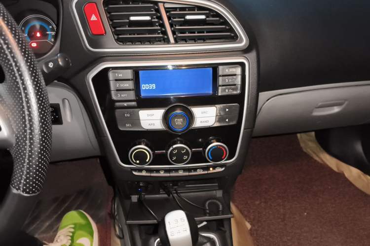 Used Soueast V3 Lingyue 2015 1.5L Manual Style Edition Audio And AC Panel