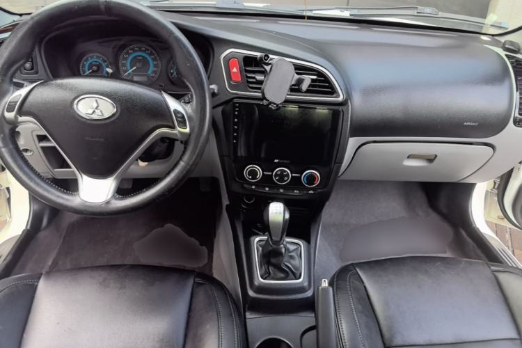 Used Soueast V3 Lingyue 2015 1.5L Manual Style Edition Center Console