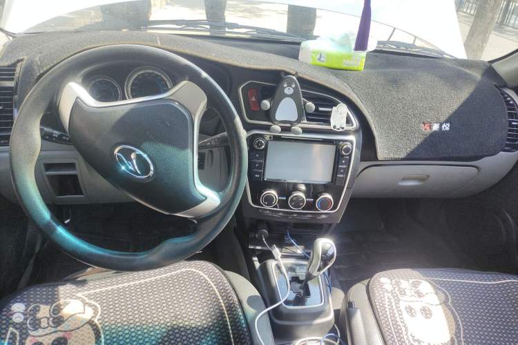 Used Soueast V3 Lingyue 2015 1.5L AMT Happiness Edition Center Console
