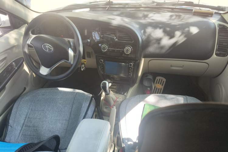 Used Soueast V3 Lingyue 2015 1.5L Manual Happiness Edition Center Console