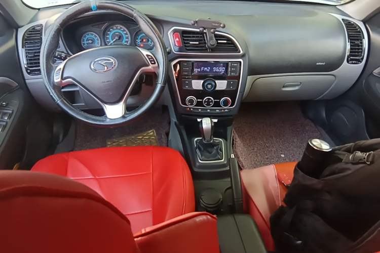 Used Soueast V3 Lingyue 2015 1.5L Manual Style Edition Center Console