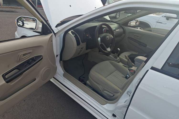 Used Soueast V3 Lingyue 2015 1.5L Manual Happiness Edition Driver Seat