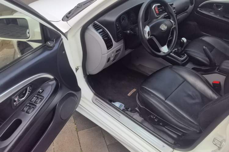 Used Soueast V3 Lingyue 2015 1.5L Manual Style Edition Driver Seat
