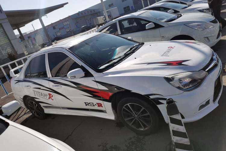 Used Soueast V3 Lingyue 2015 1.5L Manual Style Edition Exterior 2