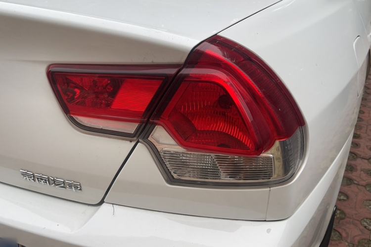 Used Soueast V3 Lingyue 2015 1.5L Manual Happiness Edition Exterior 5