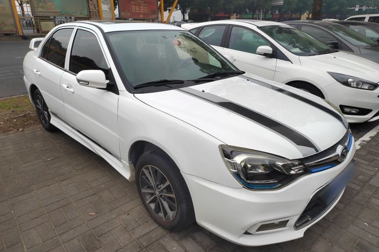 Used Soueast V3 Lingyue 2015 1.5L Manual Style Edition Front Right 45 Deg