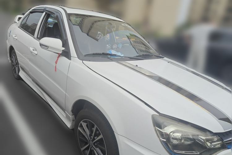 Used Soueast V3 Lingyue 2015 1.5L Manual Style Edition Front Right 45 Deg