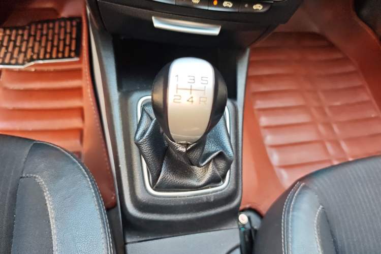 Used Soueast V3 Lingyue 2015 1.5L Manual Style Edition Gear Lever
