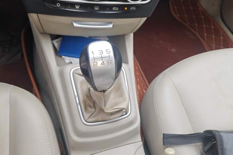 Used Soueast V3 Lingyue 2015 1.5L Manual Happiness Edition Gear Lever
