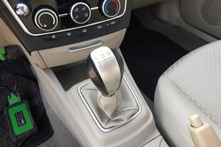 Used Soueast V3 Lingyue 2015 1.5L Manual Happiness Edition Gear Lever