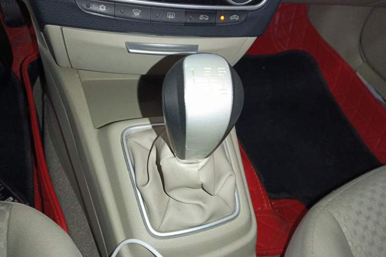 Used Soueast V3 Lingyue 2015 1.5L Manual Happiness Edition Gear Lever
