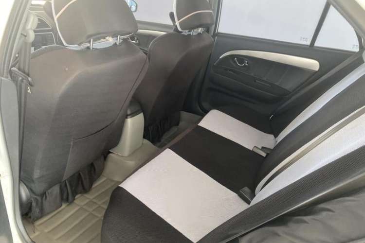 Used Soueast V3 Lingyue 2015 1.5L Manual Style Edition Interior 1