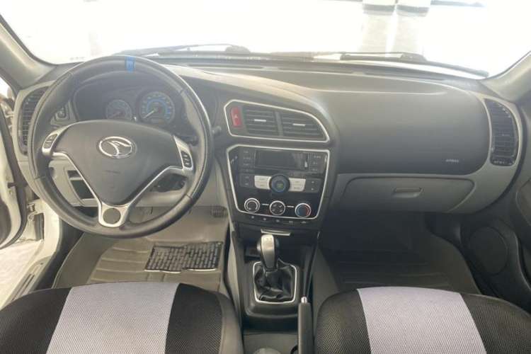 Used Soueast V3 Lingyue 2015 1.5L Manual Style Edition Interior 2
