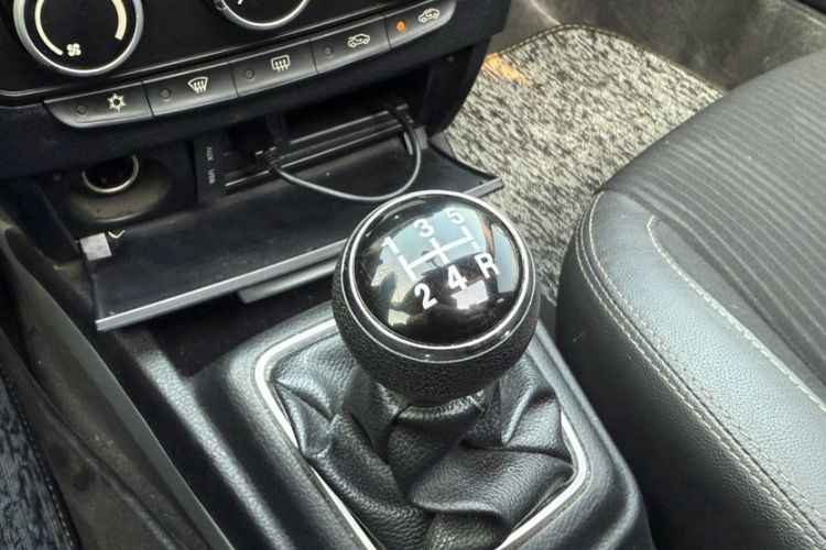 Used Soueast V3 Lingyue 2015 1.5L Manual Style Edition Interior 2