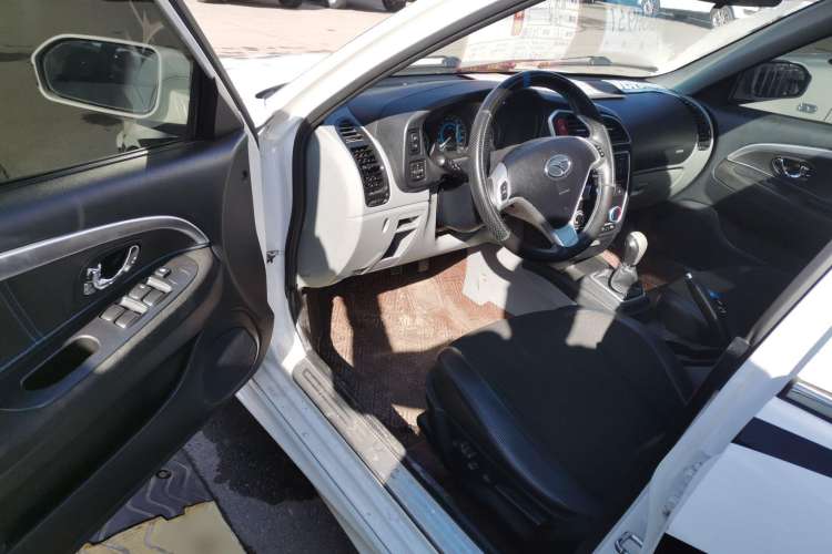 Used Soueast V3 Lingyue 2015 1.5L Manual Style Edition Interior 2