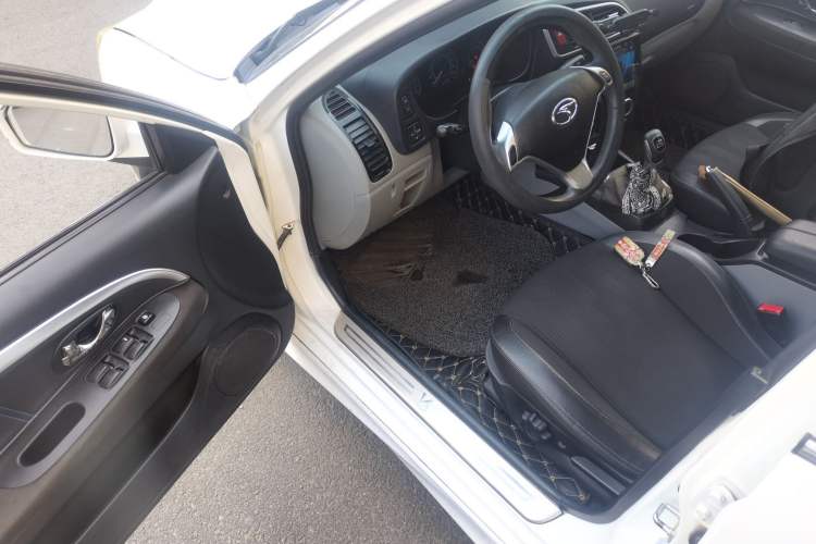 Used Soueast V3 Lingyue 2015 1.5L Manual Style Edition Interior 3