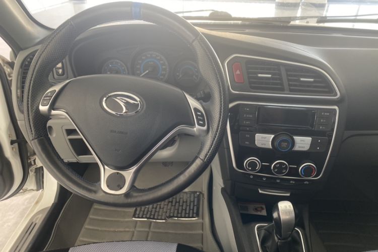 Used Soueast V3 Lingyue 2015 1.5L Manual Style Edition Interior 3