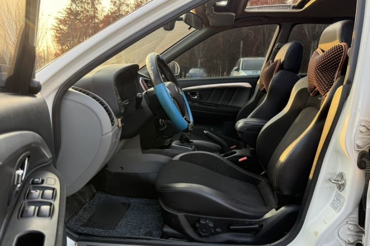 Used Soueast V3 Lingyue 2015 1.5L Manual Style Edition Interior 3