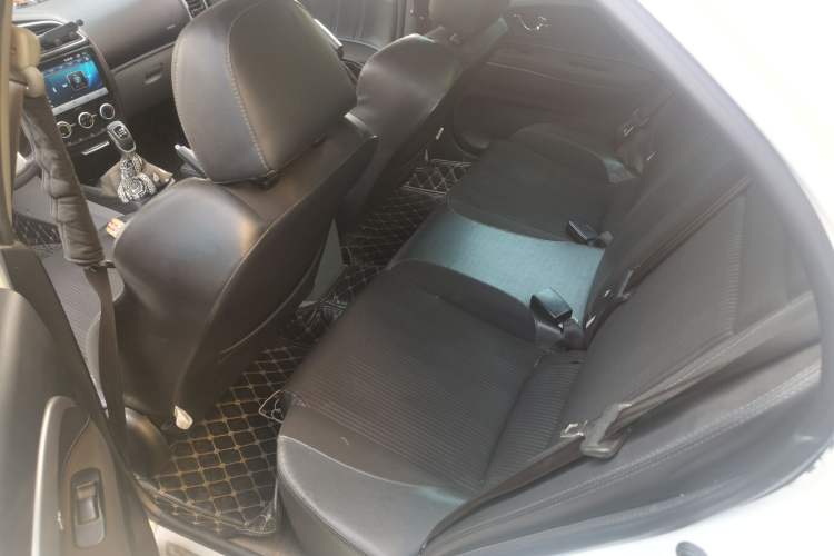 Used Soueast V3 Lingyue 2015 1.5L Manual Style Edition Interior 4