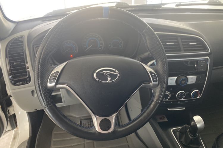 Used Soueast V3 Lingyue 2015 1.5L Manual Style Edition Interior 4