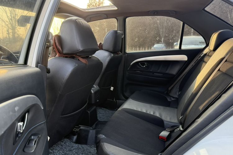 Used Soueast V3 Lingyue 2015 1.5L Manual Style Edition Interior 4
