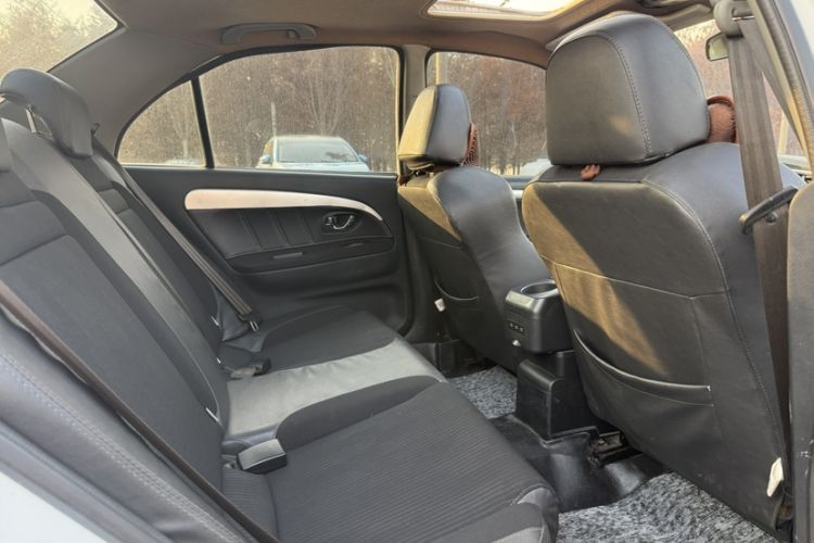 Used Soueast V3 Lingyue 2015 1.5L Manual Style Edition Interior 7