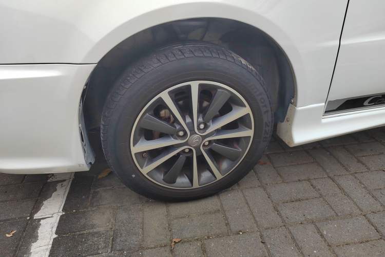 Used Soueast V3 Lingyue 2015 1.5L Manual Style Edition Left Front Wheel Hub
