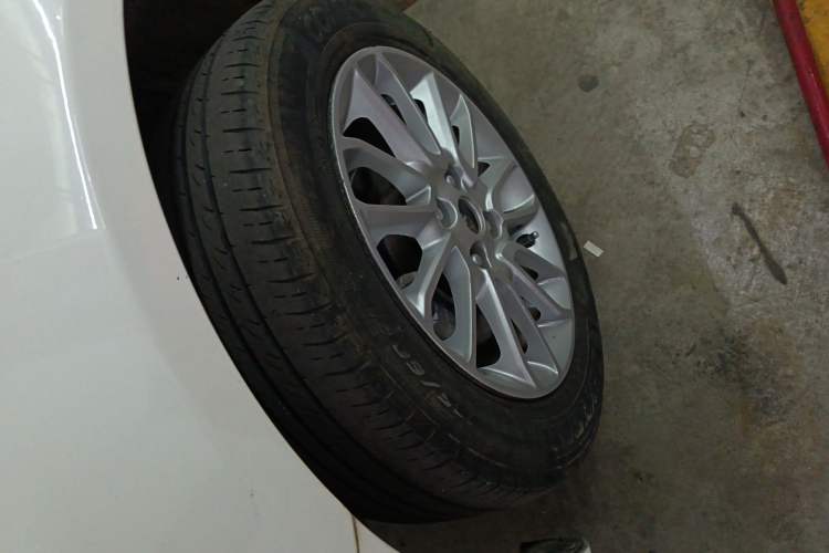 Used Soueast V3 Lingyue 2015 1.5L AMT Happiness Edition Left Front Wheel Hub